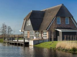 Beautiful, thatched villa with a sauna at the Tjeukemeer、Delfstrahuizenの別荘
