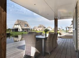 Villa in Tjeukemeer with Sauna, hotel a Delfstrahuizen