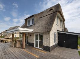 Spacious villa with a sauna, at the Tjeukemeer、Delfstrahuizenのホテル