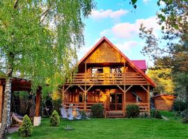 Klimatyczny drewniany dom z kominkiem nad jeziorem Mielno w 2h z Warszawy i Gdanska, hotel con parking en Olsztynek