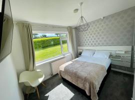 Cheerful 2-bedroom bungalow with free parking, hotel v destinaci Newton Poppleford