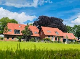 Meine Schule Sehlingen, exklusiver Familien oder Generations-Landurlaub mit Hund, Workation, Sauna, Ruhe & Erholung genießen sowie Niedersachsen, die Lüneburger Heide, die Nordpfade oder Städte wie Verden, Hamburg, Bremen, Lüneburg & Celle erleben