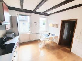 CosyHomes24 - Workers apartment with parking space - VE01, hotel u gradu Velbert