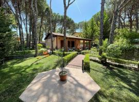 Seafront Villa with a Stunning Garden, cottage in Golem