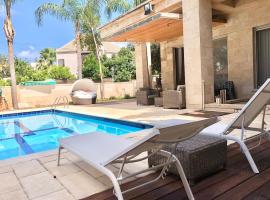 WONDERFUL LUXURY VILLA AT HERZLIYA PITUACH, khách sạn ở Herzelia