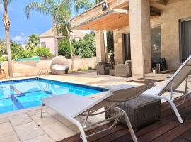 WONDERFUL LUXURY VILLA AT HERZLIYA PITUACH, luxury hotel in Herzelia 