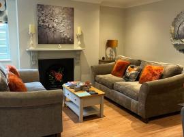 Luxury Refurbished 2 Bedroom Regency Apartment, luxury hotel in Cheltenham