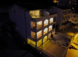 Apartments Larus – hotel w Baskiej Vodzie