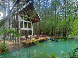 Waterfront Lonestar Cabin in a Magical Forest、Wallerのホテル
