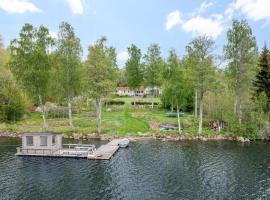 Lovely house in Tranas with a wonderful location by the lake Loren, hotell i Tranås