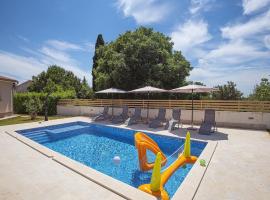 Villa mit Pool und klimatisierten Schlafzimmern, Hotel in Vodnjan