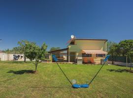 Ferienhaus mit Badminton- und Minifussballplatz, feriebolig i Pula