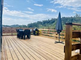 Joli Chalet avec grande terrasse et accès piscine, camping in Rocbaron