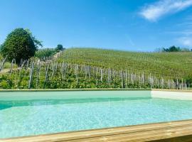 Madama Langa Country House con piscina nelle vigne, venkovský dům v destinaci Montelupo Albese