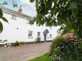 1 Castle Cottages, hotel with parking in Exeter