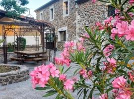 Hôtel du cros d'Auzon, resort em Saint-Maurice-dʼArdèche