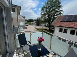 Traumhafte neue Dachterrassenwohnung am Soyener See، فندق رخيص في Soyen