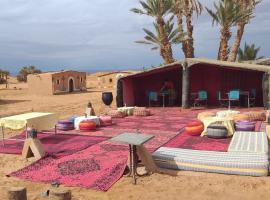 Camp Mhamid Sahara Tours، مكان مبيت وإفطار في امحاميد