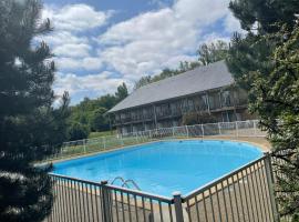 Le voilier. Honfleur T2 dans résidence avec piscine, Hotel in Équemauville