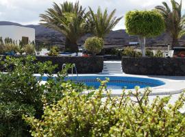 Apartments Casa Blanca, familiehotell i Charco del Palo