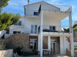 Spacious new villa with pool above the pristine beach - FIRST SEASON PRICING!!!, cabaña o casa de campo en Prvić Šepurine