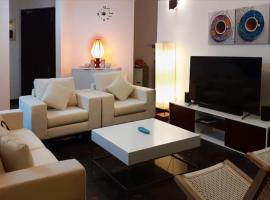 Great Location Living, Modern 2-Bed Apartment with Pool & Gym Access, All Amenities: Sri Jayewardenepura Kotte şehrinde bir otel
