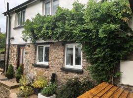 Courtyard Cottage, hotel with parking in Chittlehampton