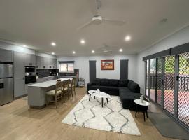 Spacious 4 Bedroom House, hotel in Townsville