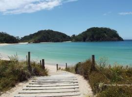 Matapouri bach - beautiful Northland beach, feriebolig i Matapouri