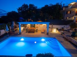 Villa Marela with Heated Swimming Pool、トロギールのビーチ周辺のバケーションレンタル