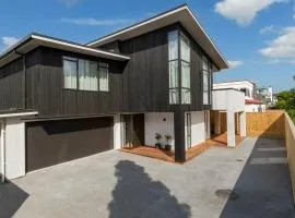 Luxury Escape in CBD - entire brand new home