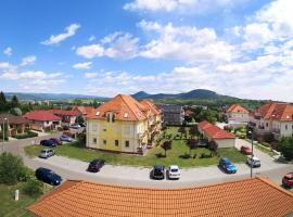 Orsika HillTop Apartman, hotel with parking in Eger