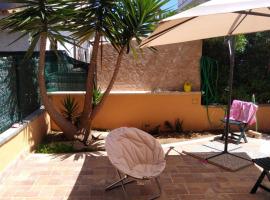 Casa a 50 passi dalla spiaggia, ξενοδοχείο με πάρκινγκ σε Capoterra