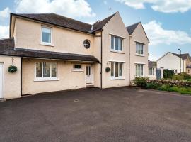 NEW Four Bedroom House - all rooms ensuite, hotel in Stirling
