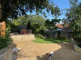 Gorgeous Country Cottage on outskirts of Bath with Wood Fired Hot Tub, holiday rental in Midford