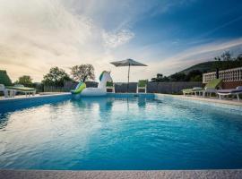 Casa Gabi - Holiday house with heated pool, parking, BBQ, events allowed, hotel with parking in Labin