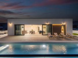 Villa Coralis With Heated Pool, παραθεριστική κατοικία σε Vrsi