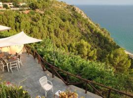 VILLA ROMANTIC COVE vista mozzafiato sul mare, holiday home in Latina