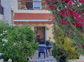 Luxury house with stunning garden and huge swimming pool next to CORAL BAY, Cottage in Peyia