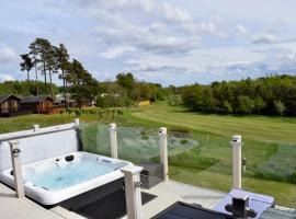 Hot Tub Lodge Percy Wood Golf Course, cabana o cottage a Swarland