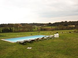 Mas Goy, casa rural con piscina, holiday home in Girona