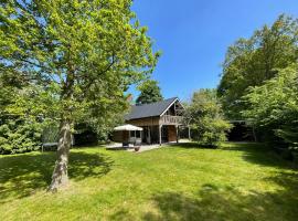 Tofino, een comfortabel vakantiehuis naast een bos en zwemmeer, hôtel à Gasselte