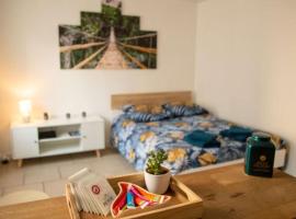 studio cosy TV WIFI confortable et chaleureux, hotel in Gaillon