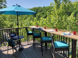 Lakefront Home in the woods with Community Pool!, vacation home in Osage Beach