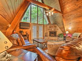 A-Frame Gatlinburg Cabin with Deck and Private Hot Tub, hotel in Gatlinburg