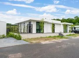 Luxury villa near Harderbos with private jetty