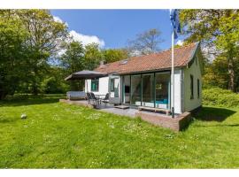 Attractive vacation home with spacious garden, cottage sa Vrouwenpolder