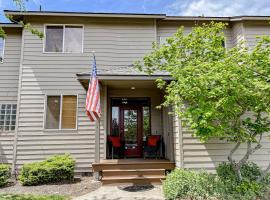 Desert Eagle On Par, villa in Redmond