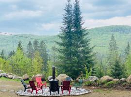 Artemis Log Cabin with Spa & Mountain View, hotel in Sainte-Lucie-de-Doncaster