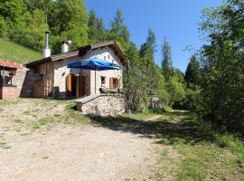 Mountain chalet in Lamon with garden: Lamon'da bir otoparklı otel